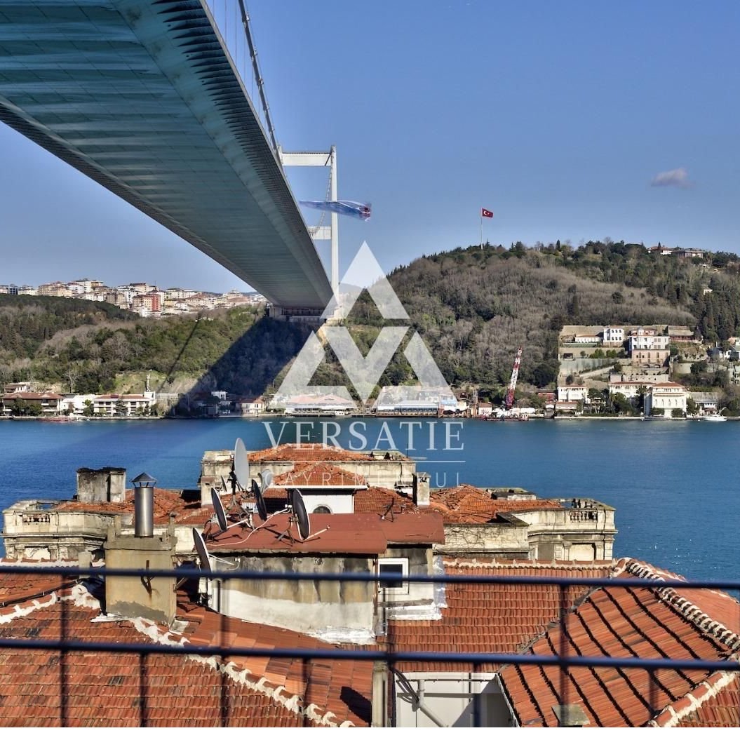 İstanbul’un en nadide semtlerinden biri olan Rumelihisarı’nda, Boğaz’ın eşsiz maviliğine karşı uyanma ayrıcalığına sahip olabileceğiniz, tamamen Boğaz’a hakim panoramik manzarası ile öne çıkan benzersiz satılık yalı dairesi. 