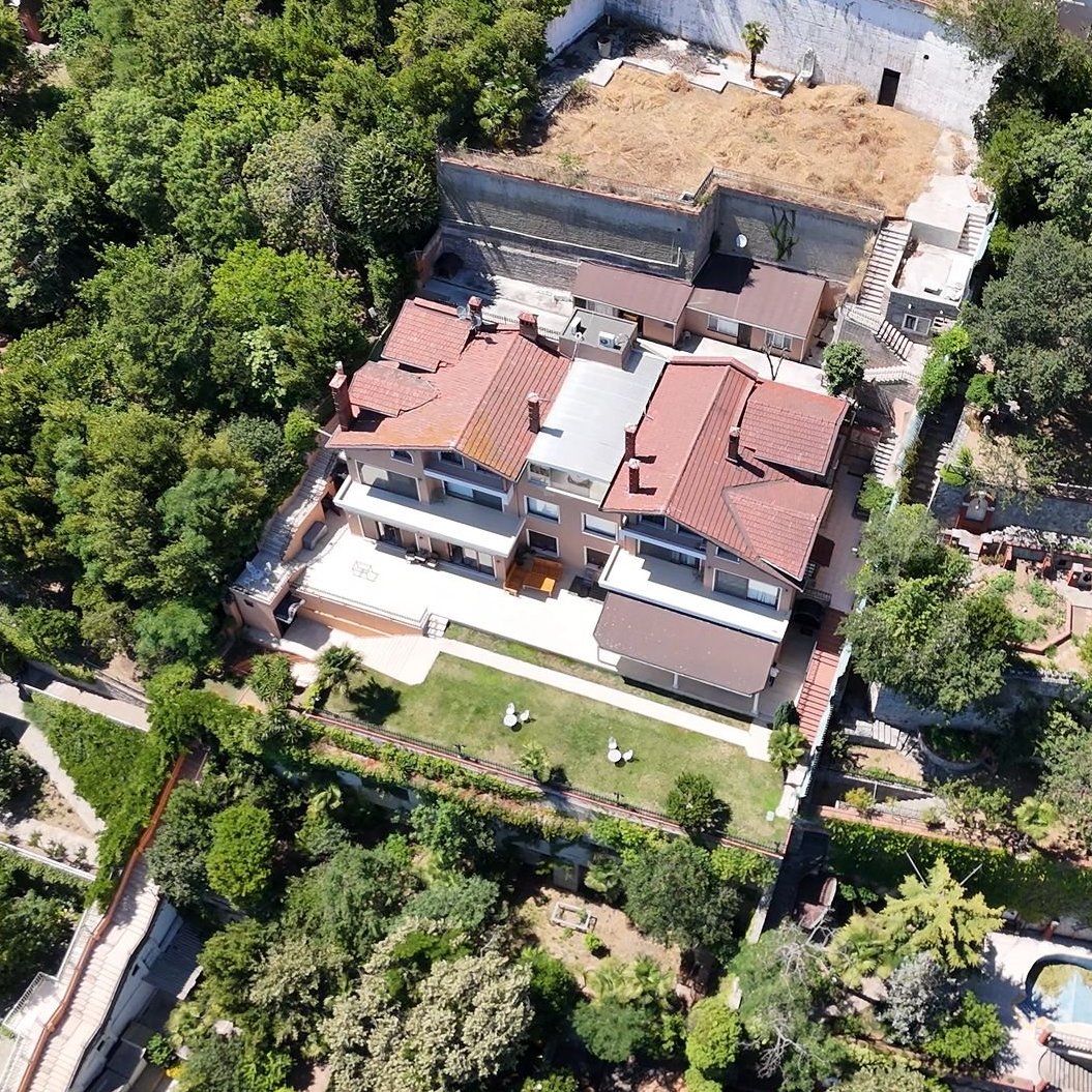 Sarıyer’de, doğayla iç içe ve aynı zamanda şehir yaşamına yakın konumda yer alan size ayrıcalıklı bir yaşam sunan Boğaz manzaralı, muhteşem, satılık lüks villa