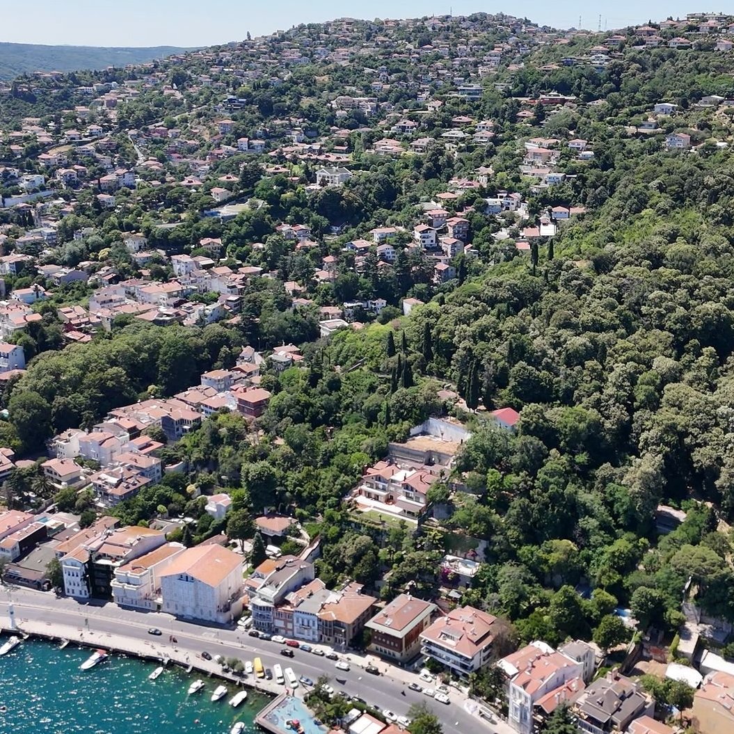 Sarıyer’de, doğayla iç içe ve aynı zamanda şehir yaşamına yakın konumda yer alan size ayrıcalıklı bir yaşam sunan Boğaz manzaralı, muhteşem, satılık lüks villa