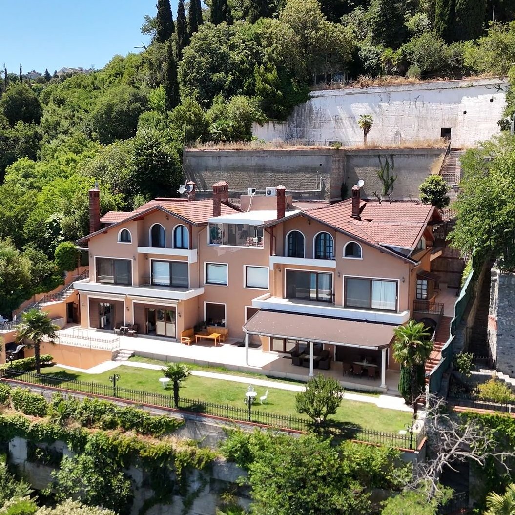 Sarıyer’de, doğayla iç içe ve aynı zamanda şehir yaşamına yakın konumda yer alan size ayrıcalıklı bir yaşam sunan Boğaz manzaralı, muhteşem, satılık lüks villa