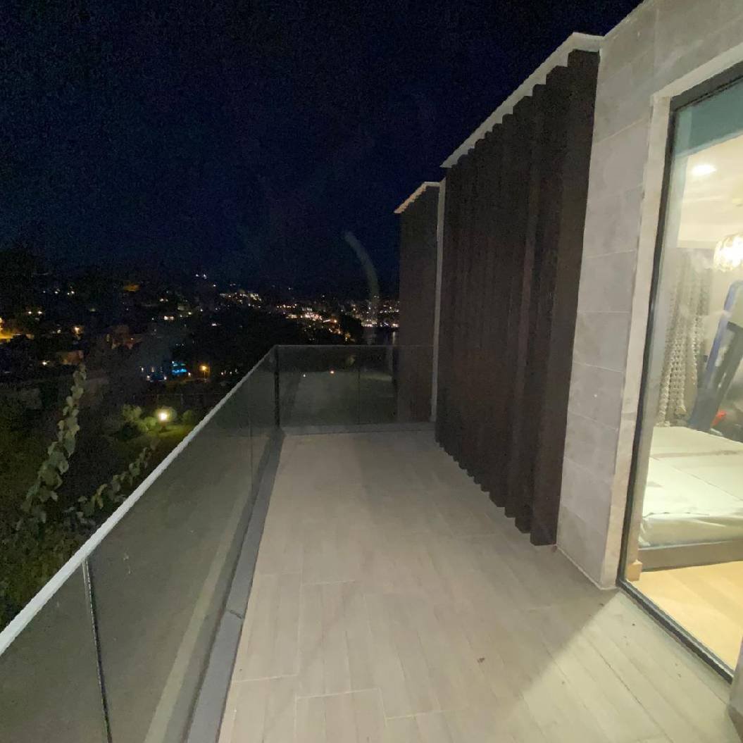 Bodrum’un en güzel lokasyonlarından biri olan Yalıkavak’ta “Adres Yalıkavak” projesinden modern mimari ve iç dekorasyona sahip, full deniz manzaralı, özel havuzlu, satılık muhteşem villa