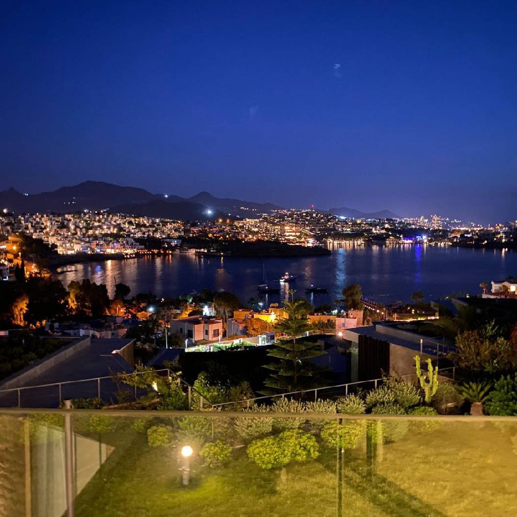 Bodrum’un en güzel lokasyonlarından biri olan Yalıkavak’ta “Adres Yalıkavak” projesinden modern mimari ve iç dekorasyona sahip, full deniz manzaralı, özel havuzlu, satılık muhteşem villa