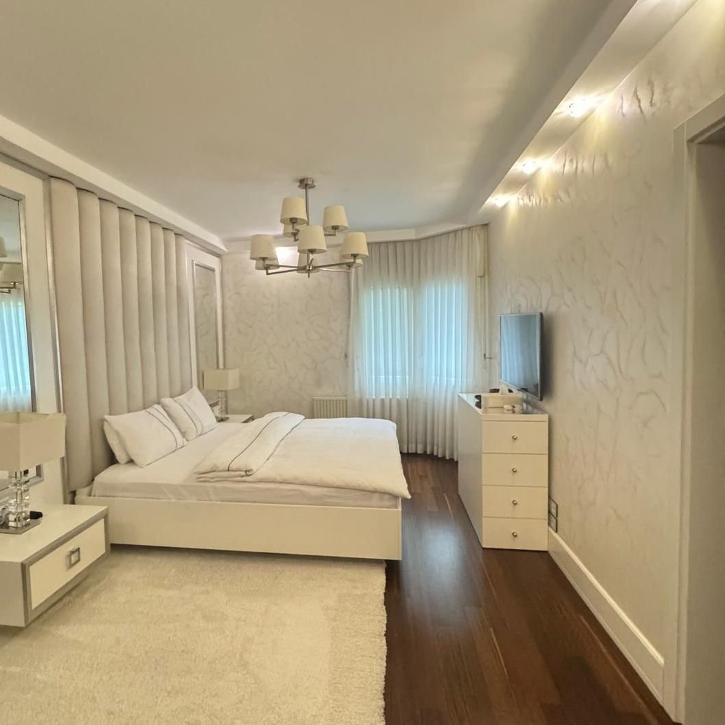 İstanbul’un en seçkin bölgelerinden Ulus’ta, iç mimar tarafından özenle tasarlanmış, yüksek standartlara sahip, satılık lüks daire.