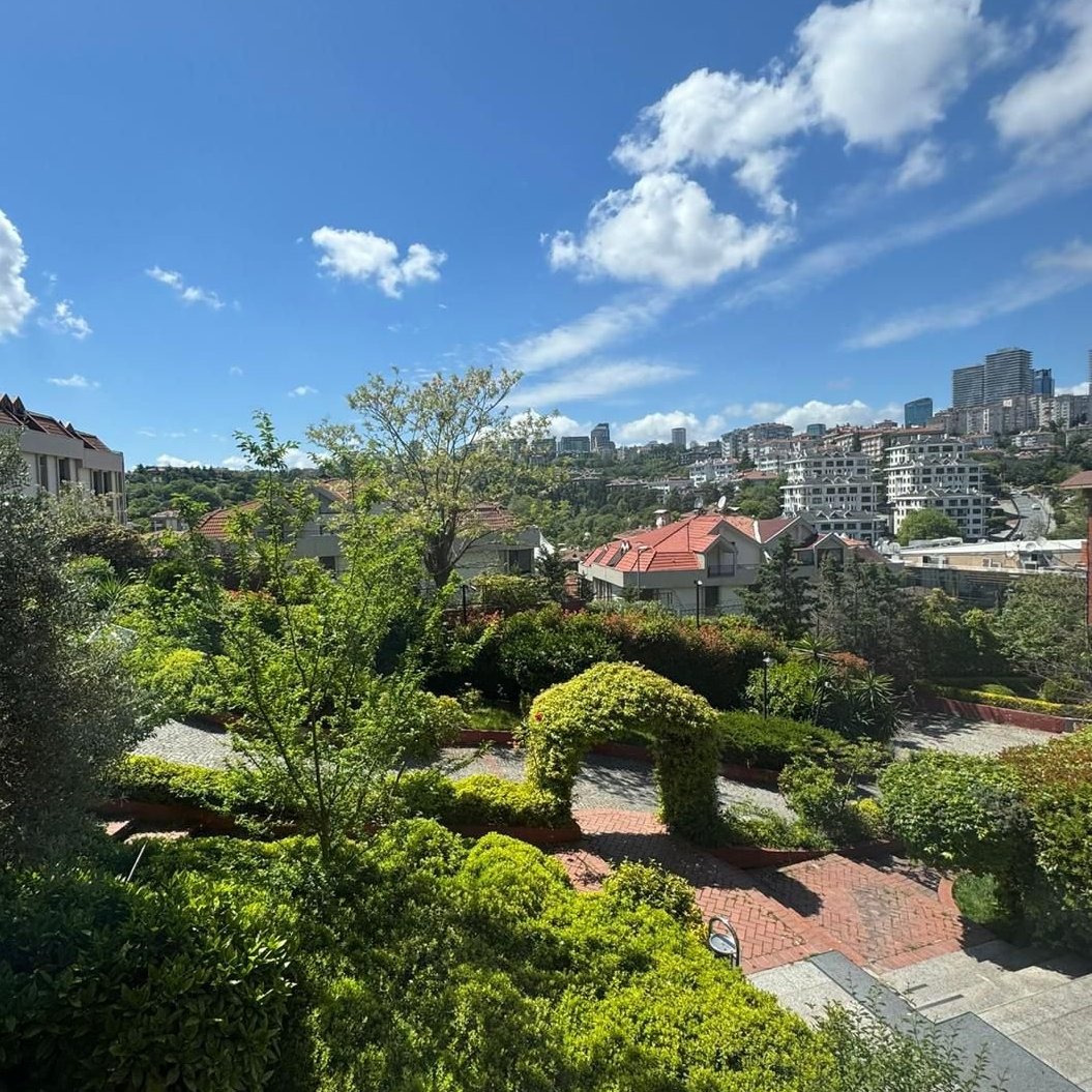 İstanbul’un en seçkin bölgelerinden Ulus’ta, iç mimar tarafından özenle tasarlanmış, yüksek standartlara sahip, satılık lüks daire.