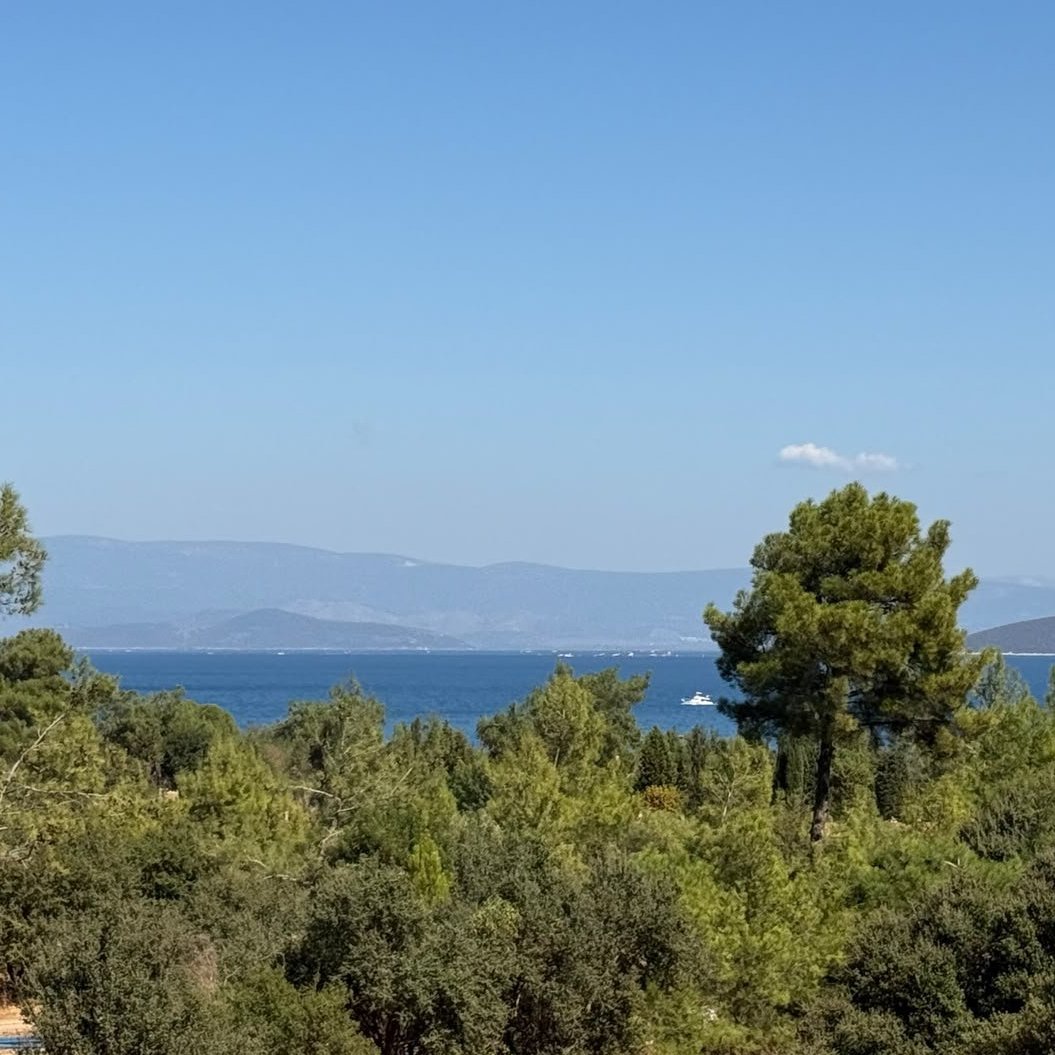 Bodrum’un en sakin ve prestijli noktalarından Gölköy Mahallesi’nde, doğayla iç içe ve seçkin bir yaşamın kapılarını aralayan Gönülbükü Konakları’nda yer alan bu özel mülk, lüksü ve konforu bir arada sunuyor.