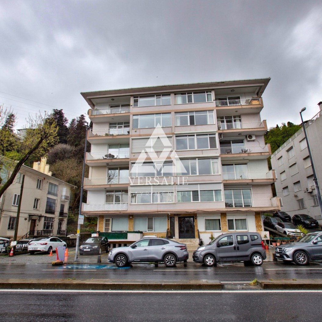 Boğaz’ın en seçkin noktalarından Bebek’te yer alan; 250 m²’lik 4,5+1 yalı dairesi, konumu ve sunduğu üst düzey yaşam standardıyla öne çıkan, geniş ve ferah yaşam alanlarıyla, ayrıcalıklı ve prestijli bir hayatın kapılarını aralayan nadir fırsatlardan biri.