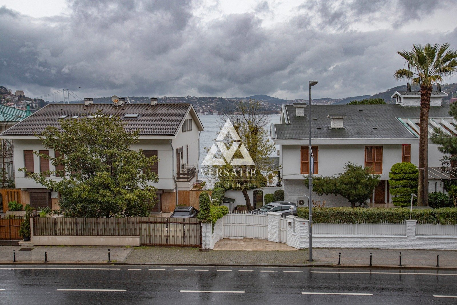 Boğaz’ın en seçkin noktalarından Bebek’te yer alan; 250 m²’lik 4,5+1 yalı dairesi, konumu ve sunduğu üst düzey yaşam standardıyla öne çıkan, geniş ve ferah yaşam alanlarıyla, ayrıcalıklı ve prestijli bir hayatın kapılarını aralayan nadir fırsatlardan biri.