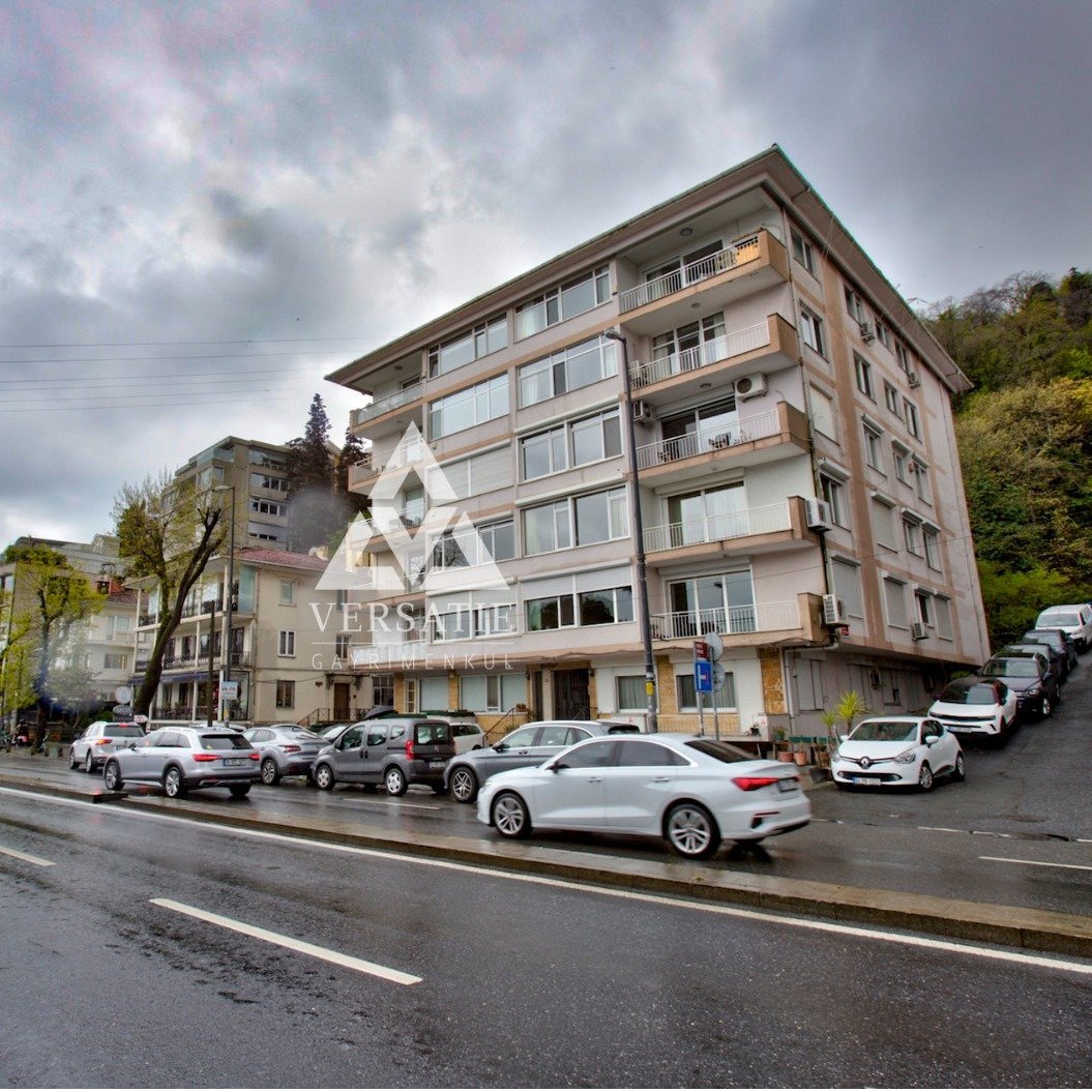 Boğaz’ın en seçkin noktalarından Bebek’te yer alan; 250 m²’lik 4,5+1 yalı dairesi, konumu ve sunduğu üst düzey yaşam standardıyla öne çıkan, geniş ve ferah yaşam alanlarıyla, ayrıcalıklı ve prestijli bir hayatın kapılarını aralayan nadir fırsatlardan biri.