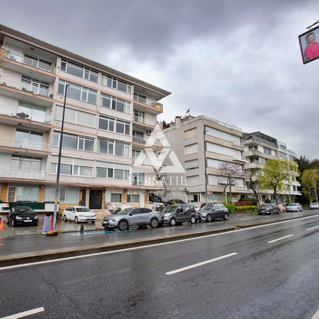 Boğaz’ın en seçkin noktalarından Bebek’te yer alan; 250 m²’lik 4,5+1 yalı dairesi, konumu ve sunduğu üst düzey yaşam standardıyla öne çıkan, geniş ve ferah yaşam alanlarıyla, ayrıcalıklı ve prestijli bir hayatın kapılarını aralayan nadir fırsatlardan biri.