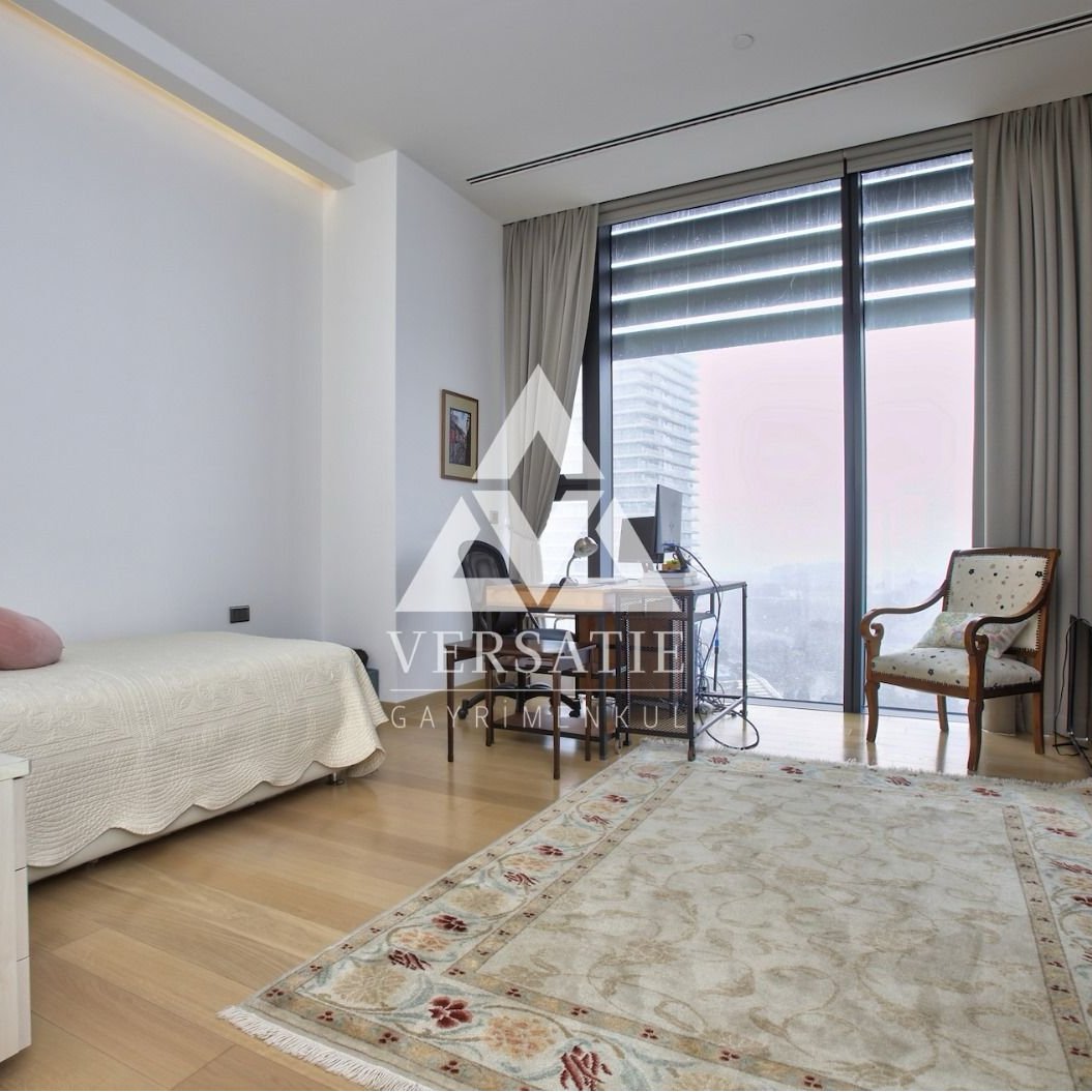 İstanbul’un en seçkin yapılarından biri olan Çiftçi Towers’ta, hem konforu hem de şıklığı bir arada sunan muhteşem satılık lüks daire.