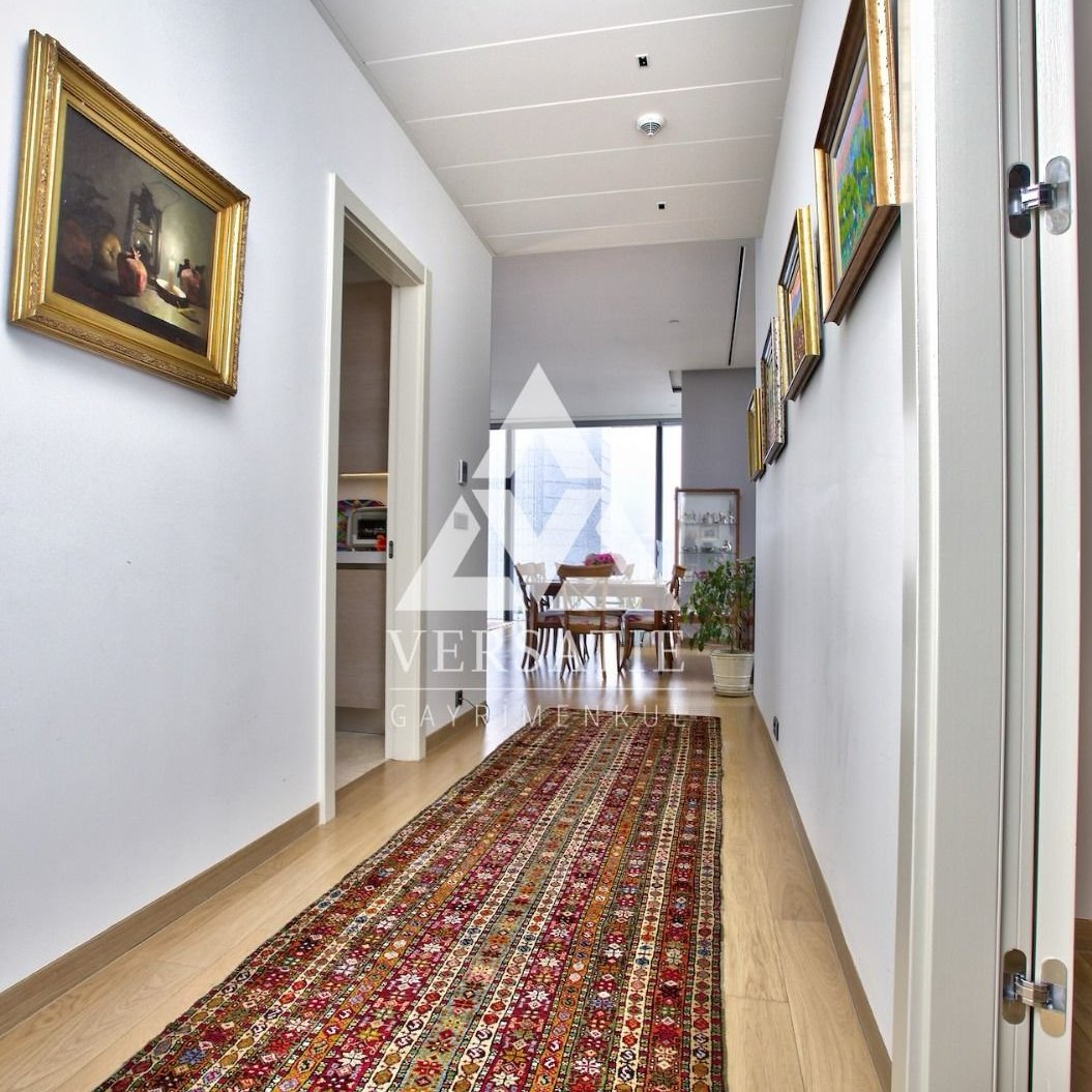 İstanbul’un en seçkin yapılarından biri olan Çiftçi Towers’ta, hem konforu hem de şıklığı bir arada sunan muhteşem satılık lüks daire.