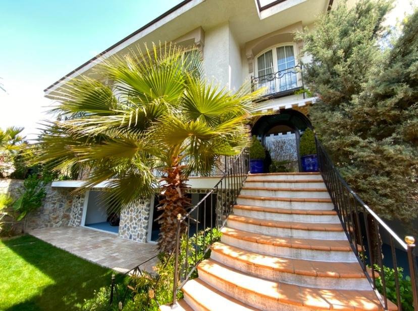 Beylerbeyi’nin zarif siluetinde, Boğaz’ın hemen yanı başında; şehirde değil, adeta seçkin bir yaşam sahnesindesiniz.