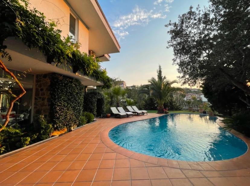 Beylerbeyi’nin zarif siluetinde, Boğaz’ın hemen yanı başında; şehirde değil, adeta seçkin bir yaşam sahnesindesiniz.