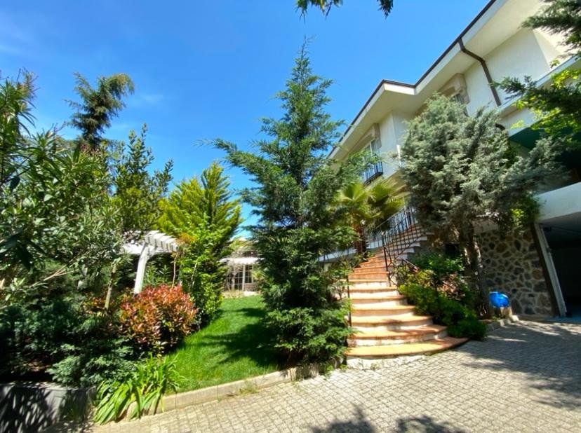 Beylerbeyi’nin zarif siluetinde, Boğaz’ın hemen yanı başında; şehirde değil, adeta seçkin bir yaşam sahnesindesiniz.