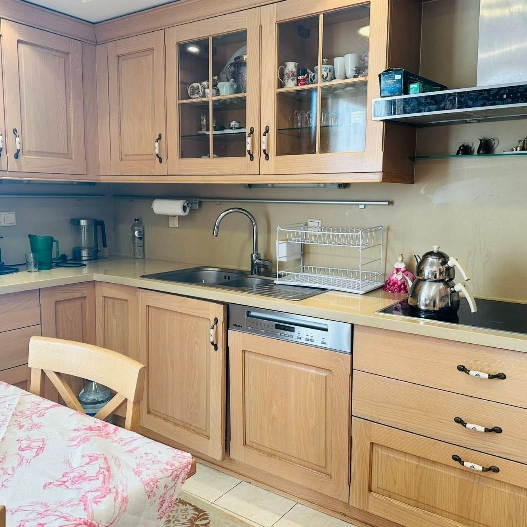 Etiler’in en seçkin sitelerinden Sarıkonaklar’da konumlanan garaj çıkışlı, konforlu bir yaşam beklentilerine sahip, satılık, kusursuz çatı dubleksi daire.