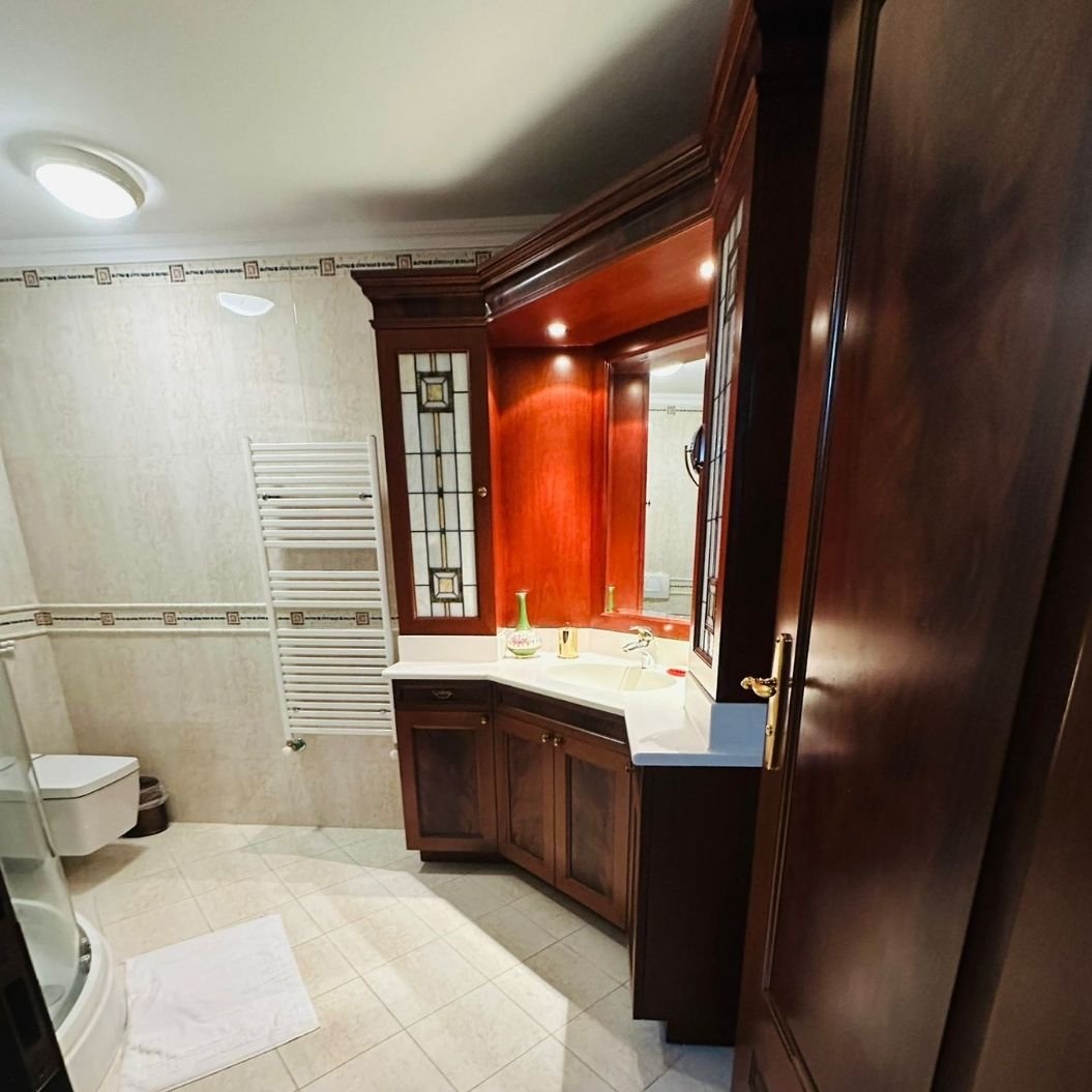 Etiler’in en seçkin sitelerinden Sarıkonaklar’da konumlanan garaj çıkışlı, konforlu bir yaşam beklentilerine sahip, satılık, kusursuz çatı dubleksi daire.