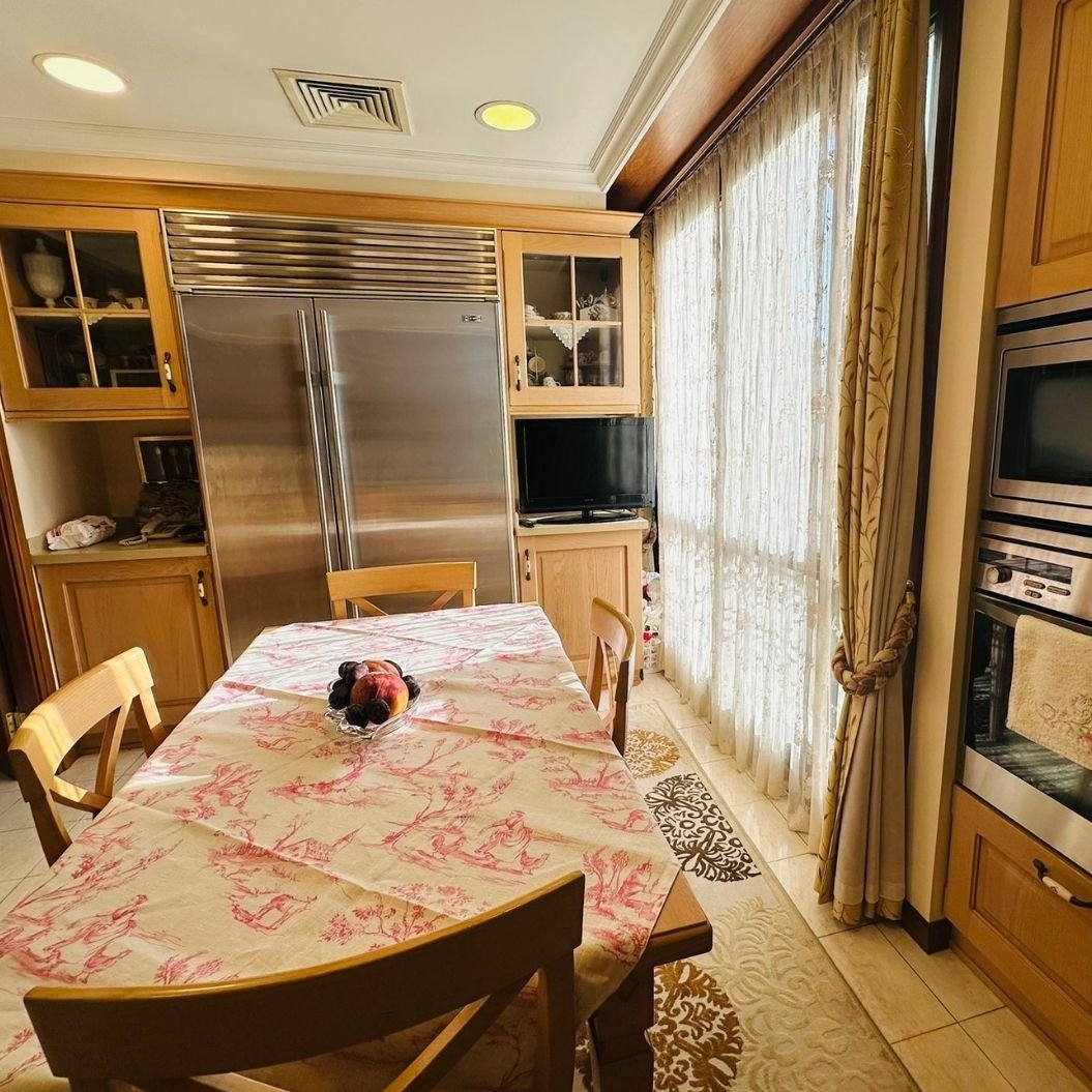 Etiler’in en seçkin sitelerinden Sarıkonaklar’da konumlanan garaj çıkışlı, konforlu bir yaşam beklentilerine sahip, satılık, kusursuz çatı dubleksi daire.