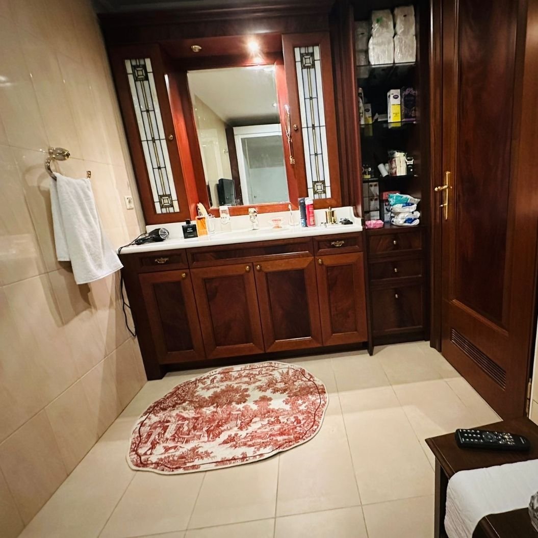 Etiler’in en seçkin sitelerinden Sarıkonaklar’da konumlanan garaj çıkışlı, konforlu bir yaşam beklentilerine sahip, satılık, kusursuz çatı dubleksi daire.