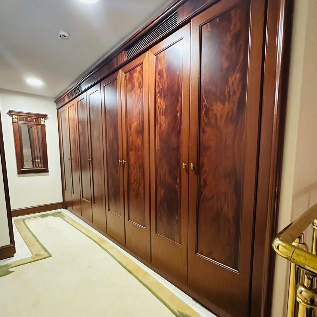 Etiler’in en seçkin sitelerinden Sarıkonaklar’da konumlanan garaj çıkışlı, konforlu bir yaşam beklentilerine sahip, satılık, kusursuz çatı dubleksi daire.