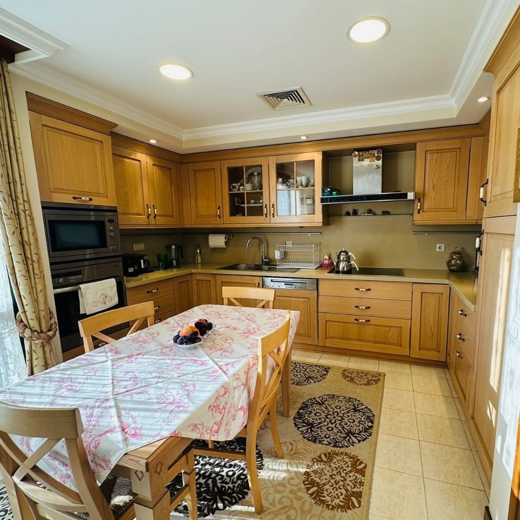 Etiler’in en seçkin sitelerinden Sarıkonaklar’da konumlanan garaj çıkışlı, konforlu bir yaşam beklentilerine sahip, satılık, kusursuz çatı dubleksi daire.