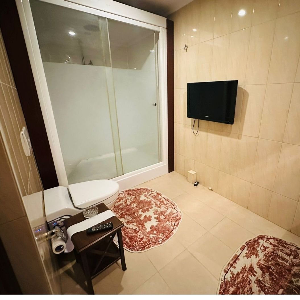 Etiler’in en seçkin sitelerinden Sarıkonaklar’da konumlanan garaj çıkışlı, konforlu bir yaşam beklentilerine sahip, satılık, kusursuz çatı dubleksi daire.