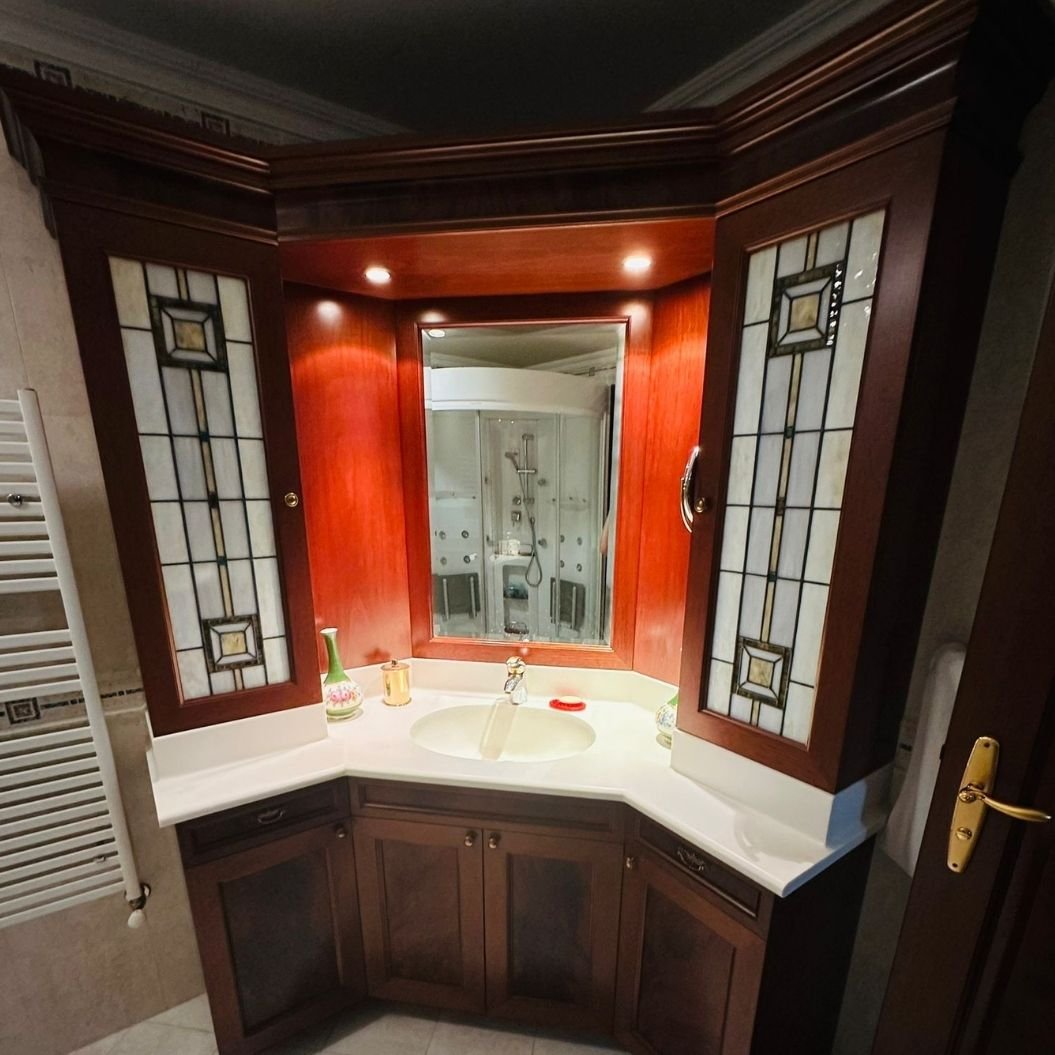 Etiler’in en seçkin sitelerinden Sarıkonaklar’da konumlanan garaj çıkışlı, konforlu bir yaşam beklentilerine sahip, satılık, kusursuz çatı dubleksi daire.