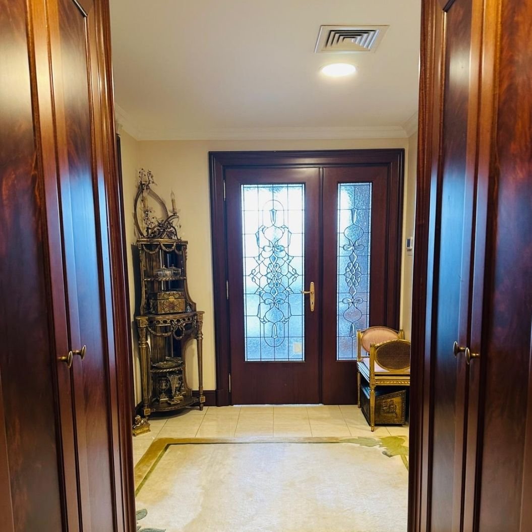 Etiler’in en seçkin sitelerinden Sarıkonaklar’da konumlanan garaj çıkışlı, konforlu bir yaşam beklentilerine sahip, satılık, kusursuz çatı dubleksi daire.