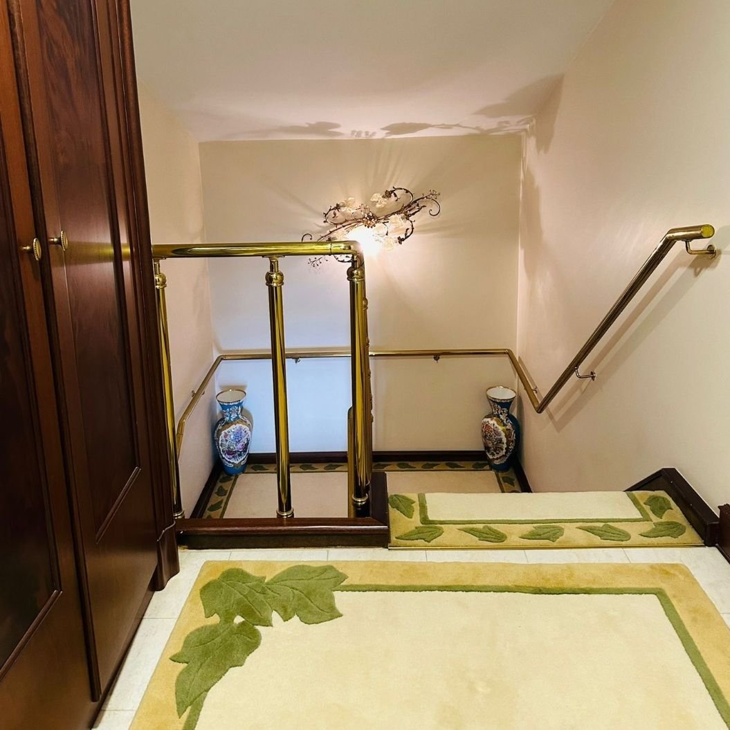 Etiler’in en seçkin sitelerinden Sarıkonaklar’da konumlanan garaj çıkışlı, konforlu bir yaşam beklentilerine sahip, satılık, kusursuz çatı dubleksi daire.