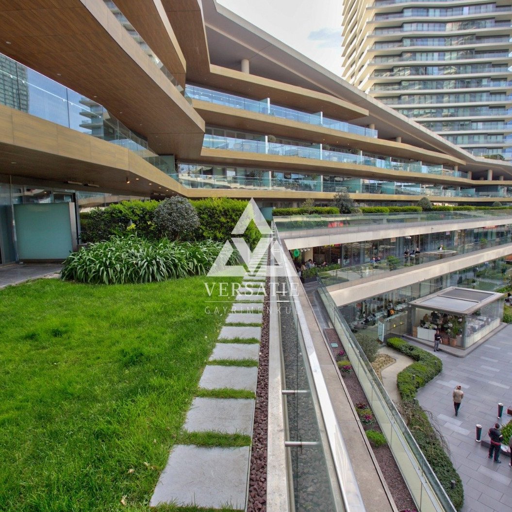 Zorlu Center Teras Evler’de, AVM cepheli ve 70 m² özel bahçeli, 1 toplantı, 3 yönetici ve 2 çalışma odasıyla fonksiyonelliği üst seviyeye taşıyan kiralık prestijli ofis.
