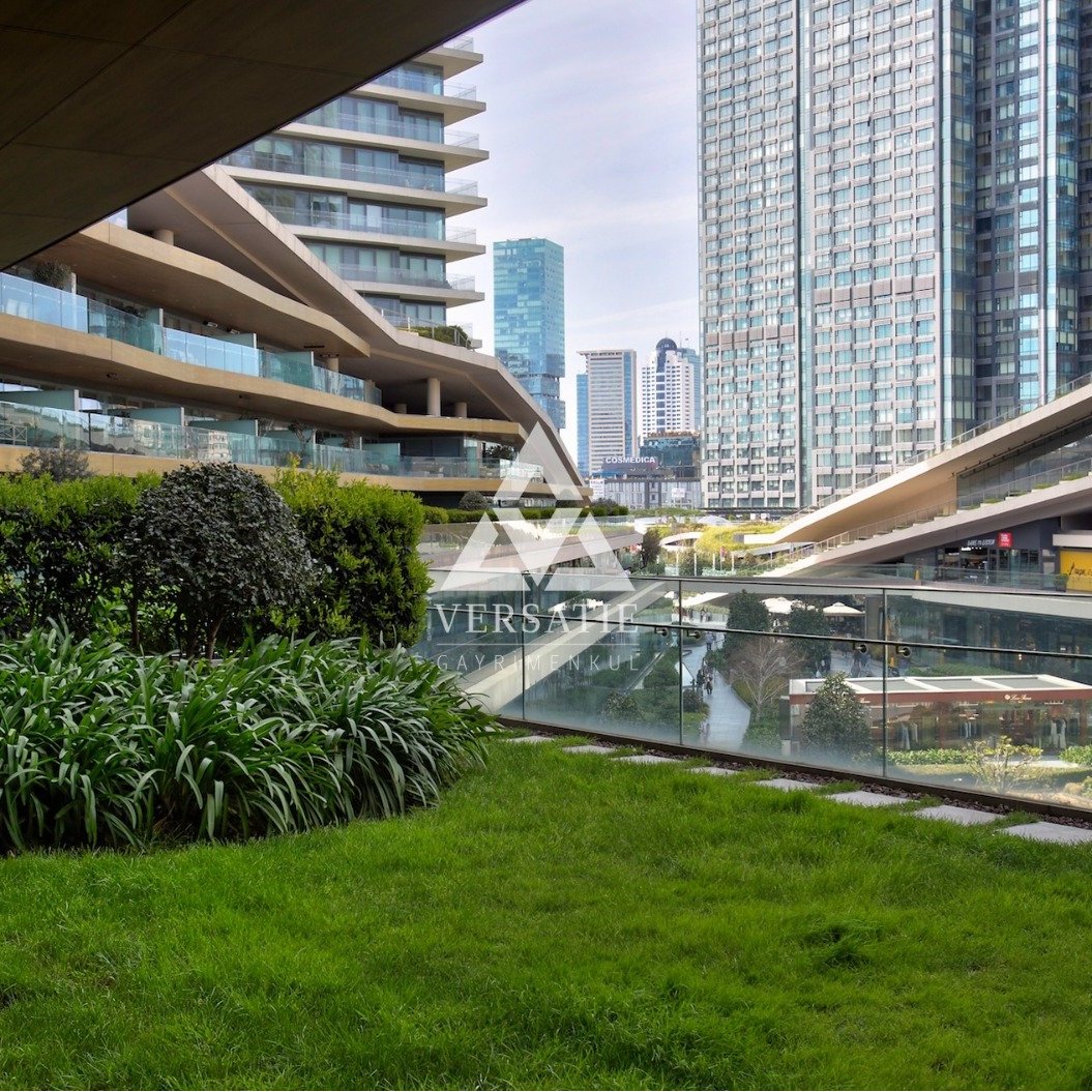 Zorlu Center Teras Evler’de, AVM cepheli ve 70 m² özel bahçeli, 1 toplantı, 3 yönetici ve 2 çalışma odasıyla fonksiyonelliği üst seviyeye taşıyan kiralık prestijli ofis.
