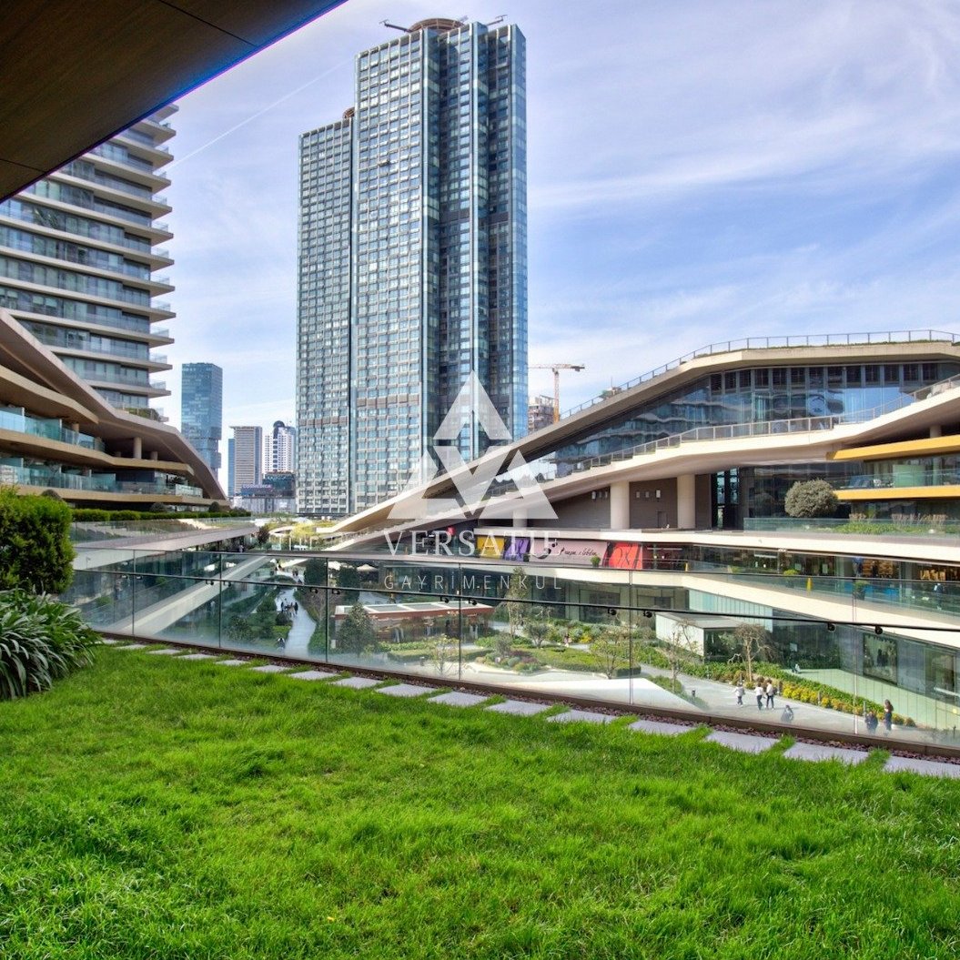 Zorlu Center Teras Evler’de, AVM cepheli ve 70 m² özel bahçeli, 1 toplantı, 3 yönetici ve 2 çalışma odasıyla fonksiyonelliği üst seviyeye taşıyan kiralık prestijli ofis.