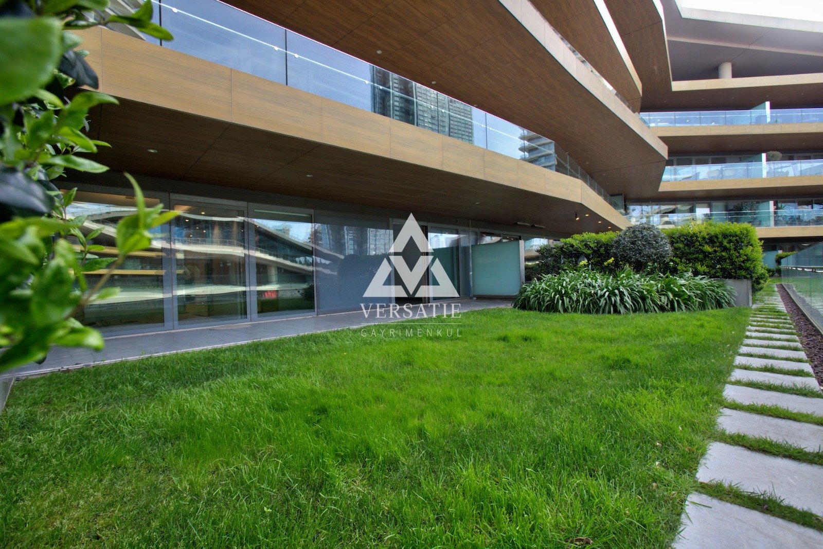 Zorlu Center Teras Evler’de, AVM cepheli ve 70 m² özel bahçeli, 1 toplantı, 3 yönetici ve 2 çalışma odasıyla fonksiyonelliği üst seviyeye taşıyan kiralık prestijli ofis.
