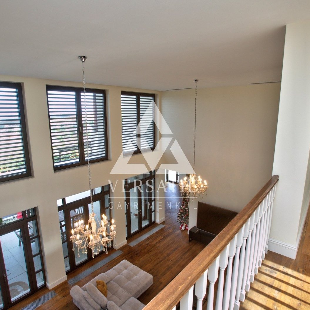 Ormanada’nın zirvesinde konumlanan H700 tip prestijli villa, deniz manzarası eşliğinde ayrıcalıklı bir yaşam sunuyor.