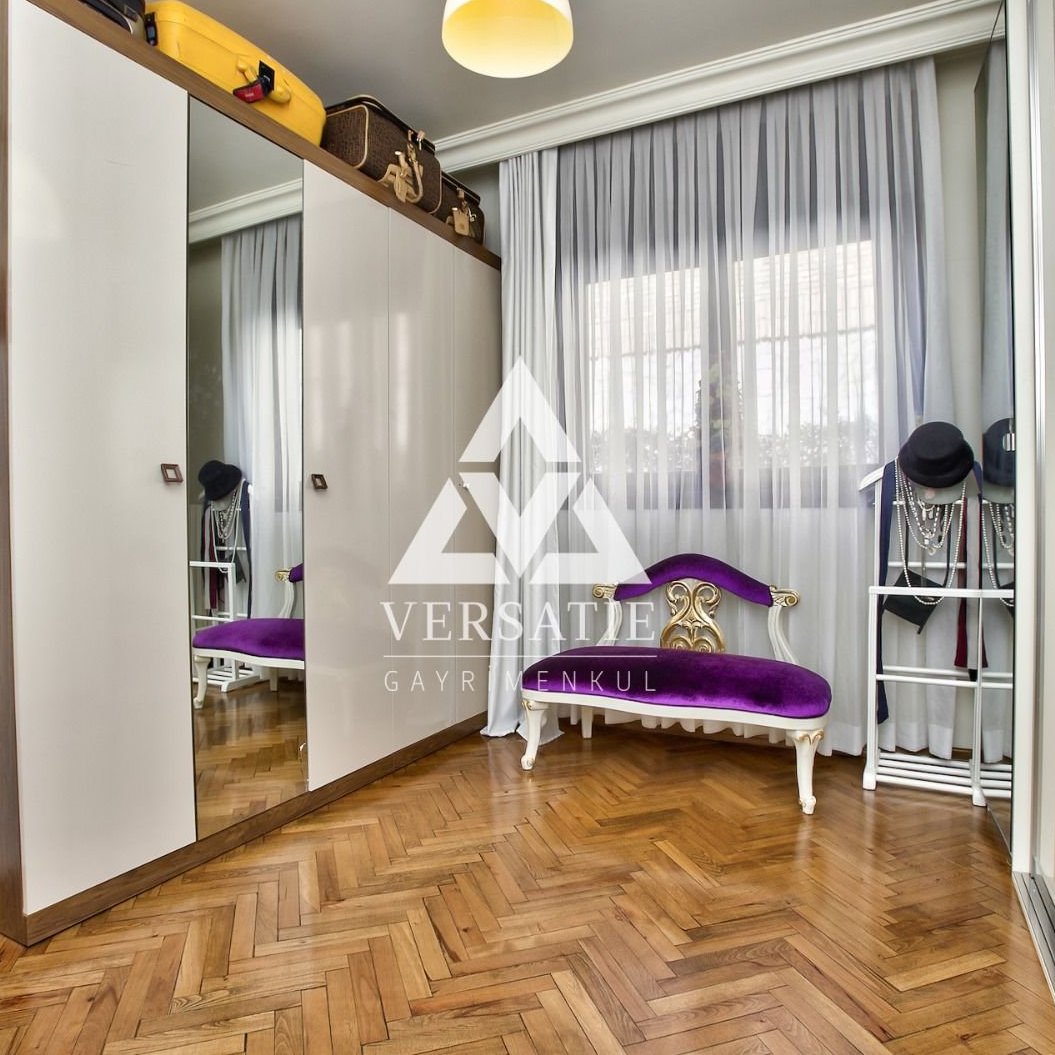 Magnificent flat for sale in Mediko Sitesi in Balmumcu, Beşiktaş, with a shared outdoor pool, full of amenities, spacious and convenient.