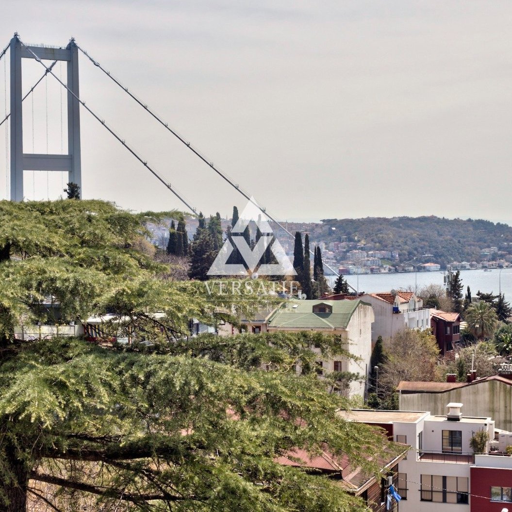 Ulus Portakal Yokuşu’nda, kapanmaz Boğaz ve köprü manzarasıyla öne çıkan, ayrıcalıklı konuma sahip bu daire; 250 m² net kullanım alanına sahip 3+1 planıyla geniş ve konforlu bir yaşam sunuyor.