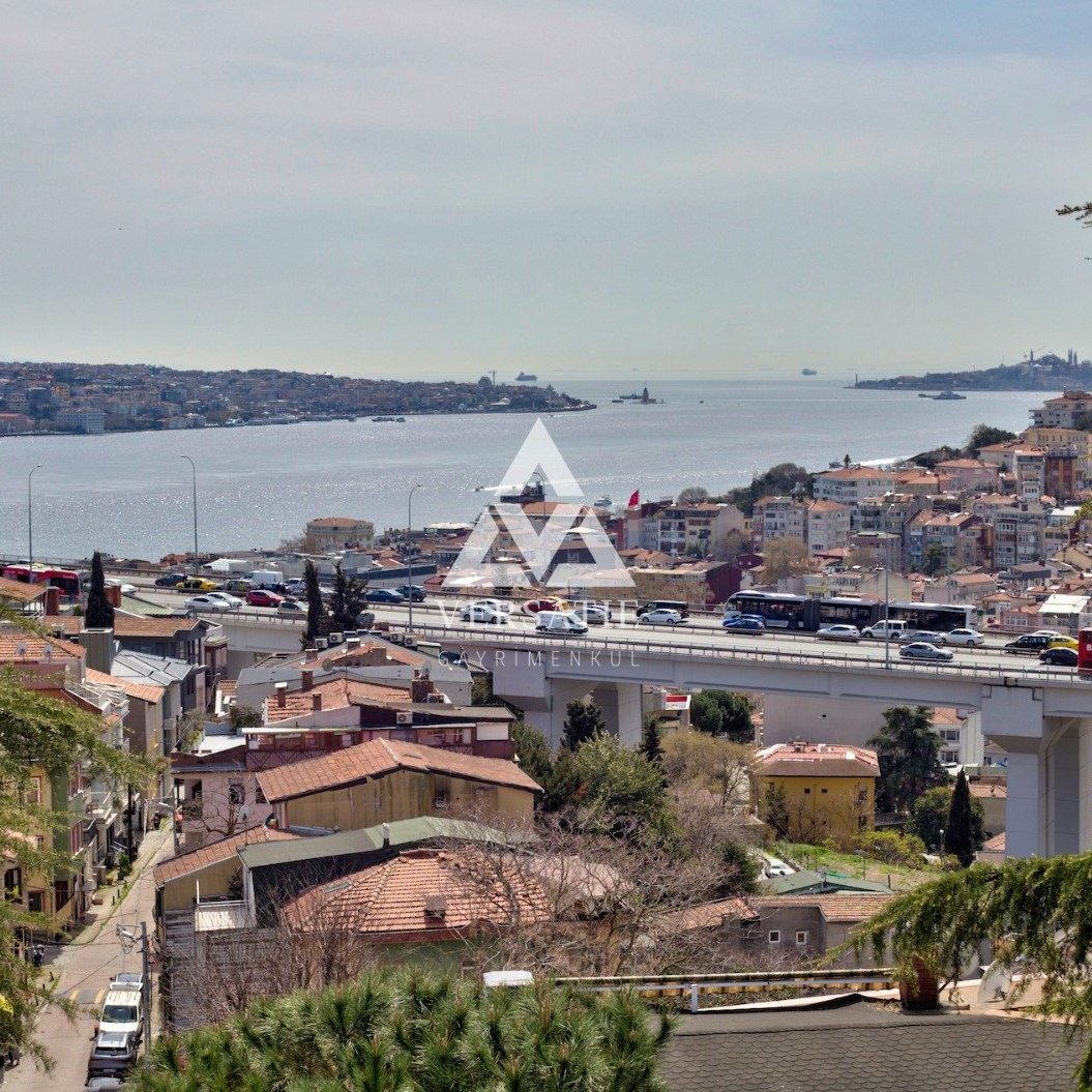 Ulus Portakal Yokuşu’nda, kapanmaz Boğaz ve köprü manzarasıyla öne çıkan, ayrıcalıklı konuma sahip bu daire; 250 m² net kullanım alanına sahip 3+1 planıyla geniş ve konforlu bir yaşam sunuyor.
