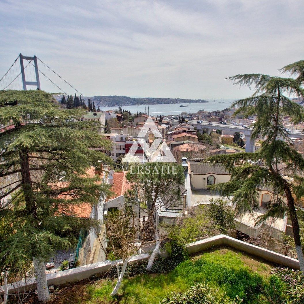 Ulus Portakal Yokuşu’nda, kapanmaz Boğaz ve köprü manzarasıyla öne çıkan, ayrıcalıklı konuma sahip bu daire; 250 m² net kullanım alanına sahip 3+1 planıyla geniş ve konforlu bir yaşam sunuyor.