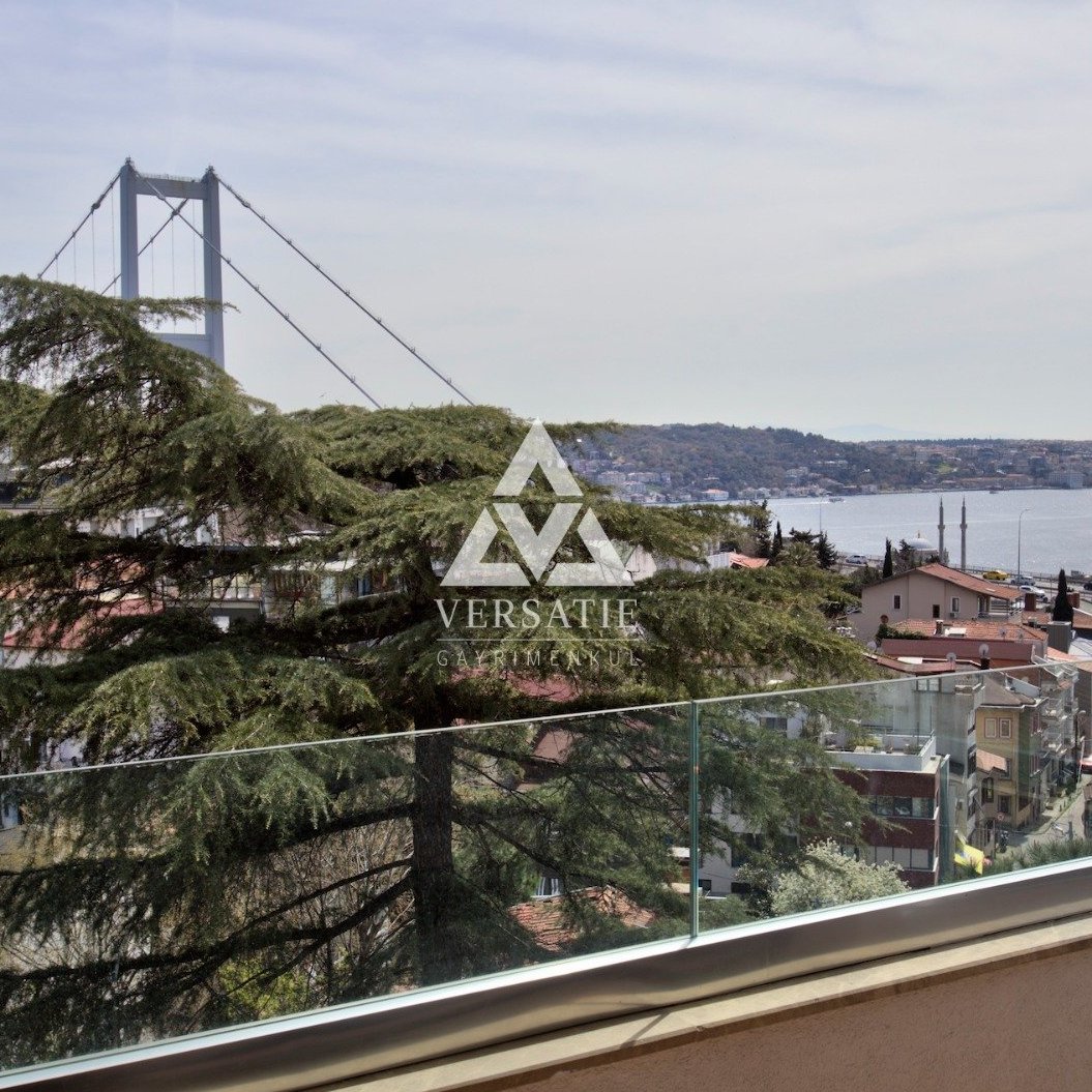 Ulus Portakal Yokuşu’nda, kapanmaz Boğaz ve köprü manzarasıyla öne çıkan, ayrıcalıklı konuma sahip bu daire; 250 m² net kullanım alanına sahip 3+1 planıyla geniş ve konforlu bir yaşam sunuyor.