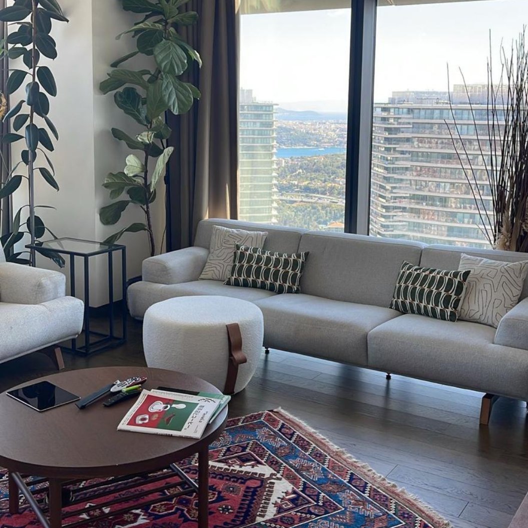İstanbul’un en seçkin yapılarından biri olan Çiftçi Towers’ta, hem konforu hem de şıklığı bir arada sunan muhteşem satılık yüksek kat lüks daire.