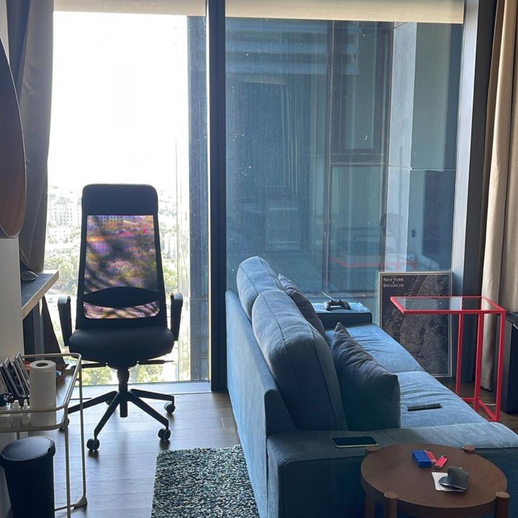 İstanbul’un en seçkin yapılarından biri olan Çiftçi Towers’ta, hem konforu hem de şıklığı bir arada sunan muhteşem satılık yüksek kat lüks daire.