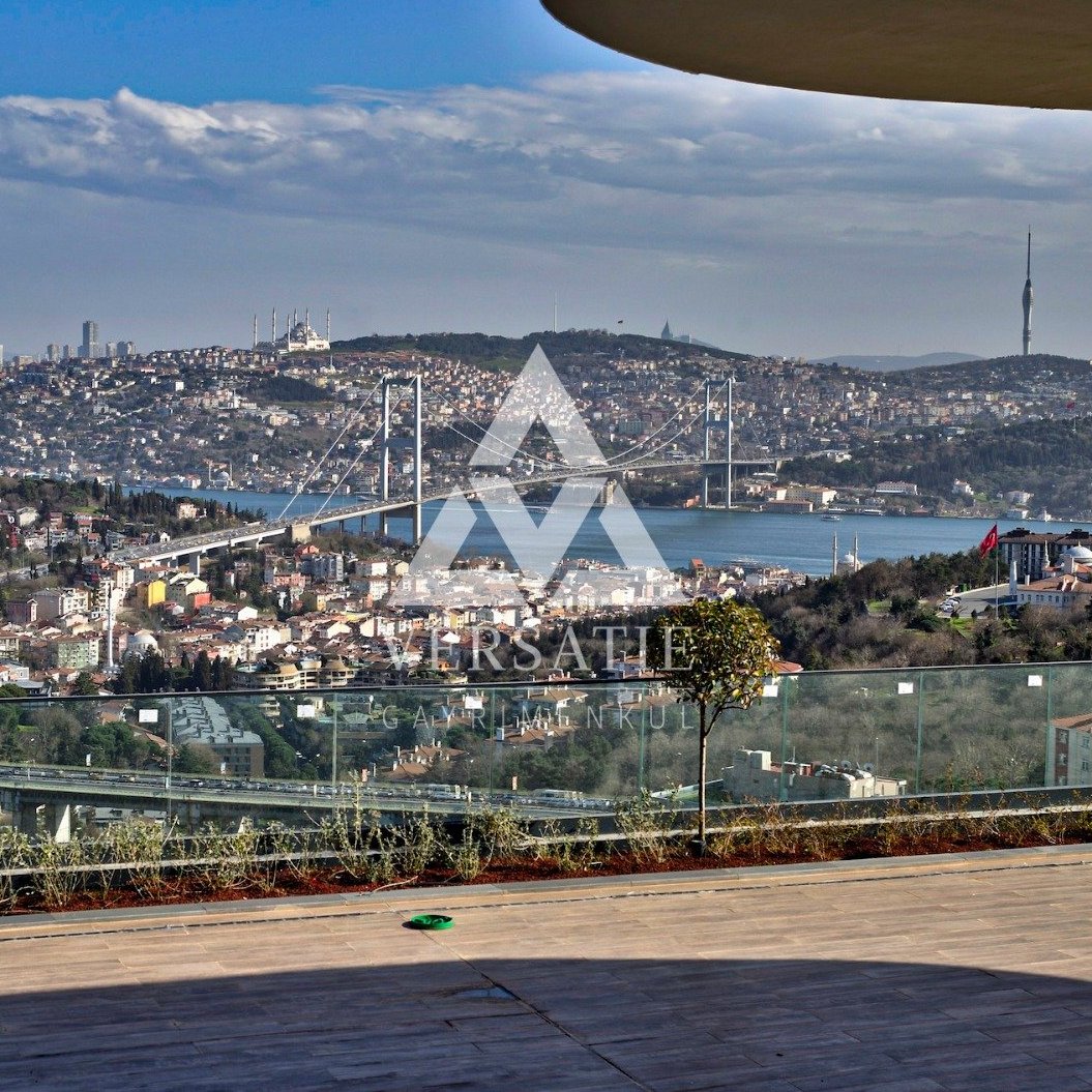 Barbaros 48 projesinde konumlanan; ferah yüksek tavanları, geniş kullanım sunan terası ve Boğaz ile Tarihi Yarımada manzarasına açılan cephesiyle dikkat çeken kiralık 3+1 daire