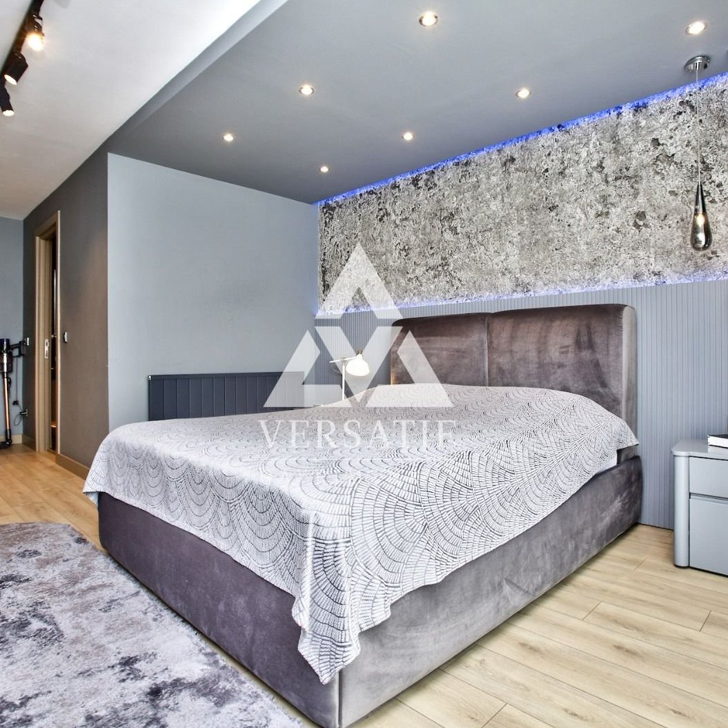 İstanbul’un en seçkin semtlerinden Etiler’de, prestijli Hareket Sitesi içerisinde konumlanan yaşam kalitesini ve yatırım potansiyelini bir arada sunan, zarafet ve fonksiyonelliğin buluştuğu, muhteşem satılık 4 katlı villa. 