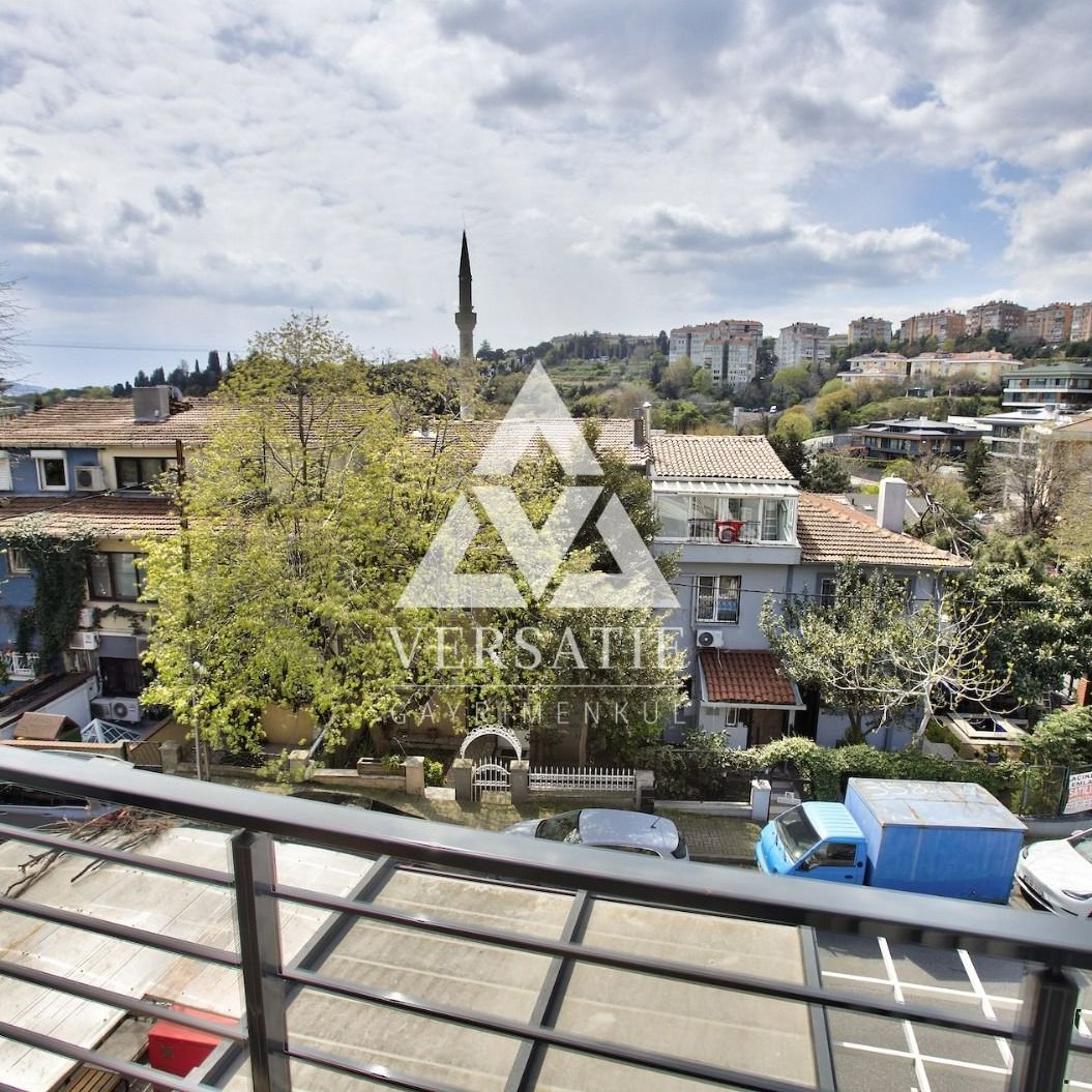 İstanbul’un en seçkin semtlerinden Etiler’de, prestijli Hareket Sitesi içerisinde konumlanan yaşam kalitesini ve yatırım potansiyelini bir arada sunan, zarafet ve fonksiyonelliğin buluştuğu, muhteşem satılık 4 katlı villa. 