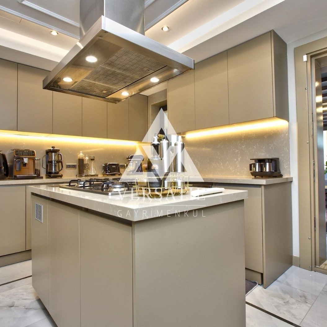 İstanbul’un en seçkin semtlerinden Etiler’de, prestijli Hareket Sitesi içerisinde konumlanan yaşam kalitesini ve yatırım potansiyelini bir arada sunan, zarafet ve fonksiyonelliğin buluştuğu, muhteşem satılık 4 katlı villa. 