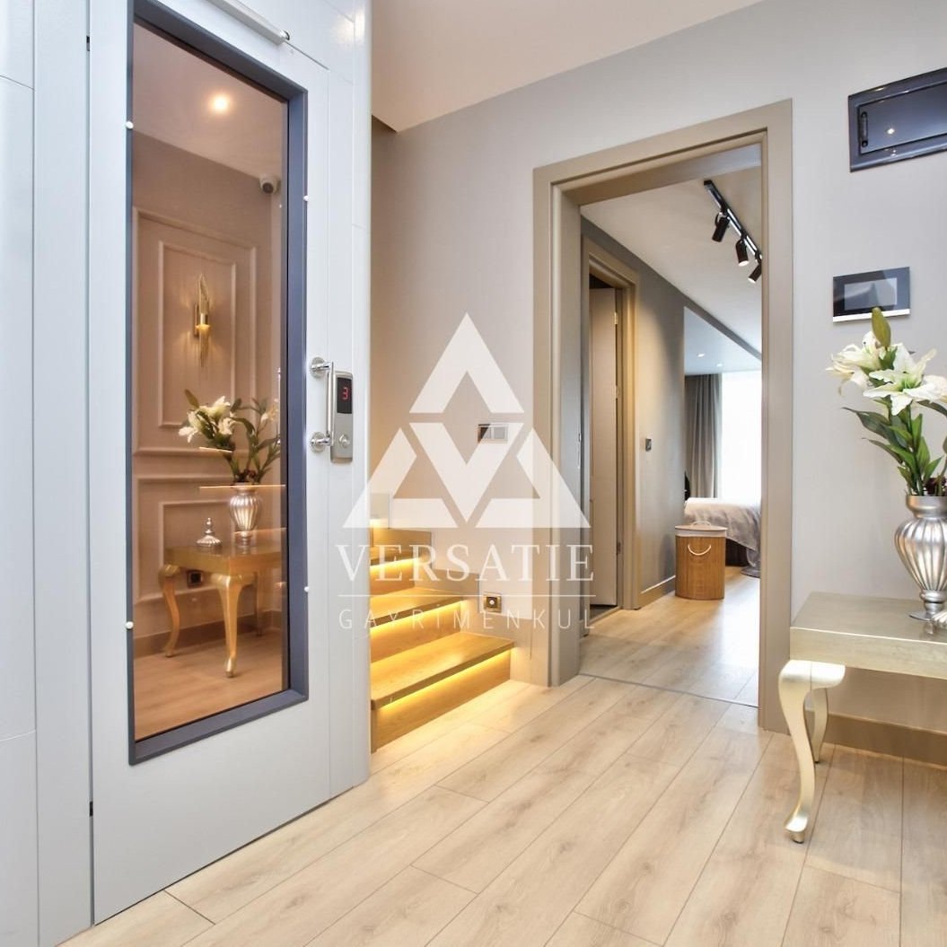 İstanbul’un en seçkin semtlerinden Etiler’de, prestijli Hareket Sitesi içerisinde konumlanan yaşam kalitesini ve yatırım potansiyelini bir arada sunan, zarafet ve fonksiyonelliğin buluştuğu, muhteşem satılık 4 katlı villa. 