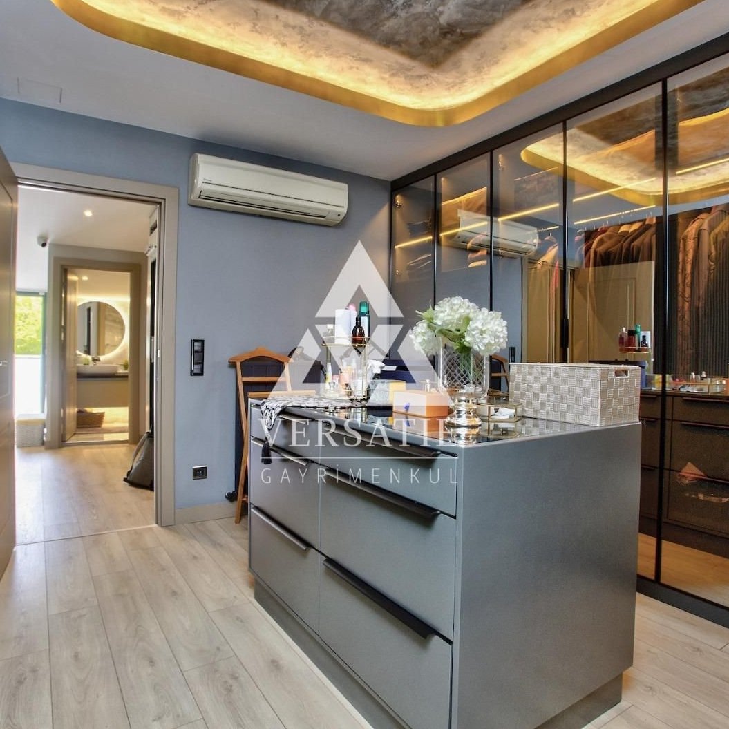 İstanbul’un en seçkin semtlerinden Etiler’de, prestijli Hareket Sitesi içerisinde konumlanan yaşam kalitesini ve yatırım potansiyelini bir arada sunan, zarafet ve fonksiyonelliğin buluştuğu, muhteşem satılık 4 katlı villa. 