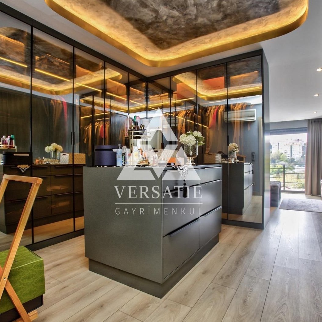 İstanbul’un en seçkin semtlerinden Etiler’de, prestijli Hareket Sitesi içerisinde konumlanan yaşam kalitesini ve yatırım potansiyelini bir arada sunan, zarafet ve fonksiyonelliğin buluştuğu, muhteşem satılık 4 katlı villa. 