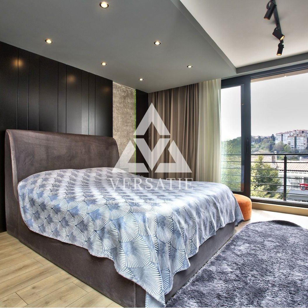 İstanbul’un en seçkin semtlerinden Etiler’de, prestijli Hareket Sitesi içerisinde konumlanan yaşam kalitesini ve yatırım potansiyelini bir arada sunan, zarafet ve fonksiyonelliğin buluştuğu, muhteşem satılık 4 katlı villa. 