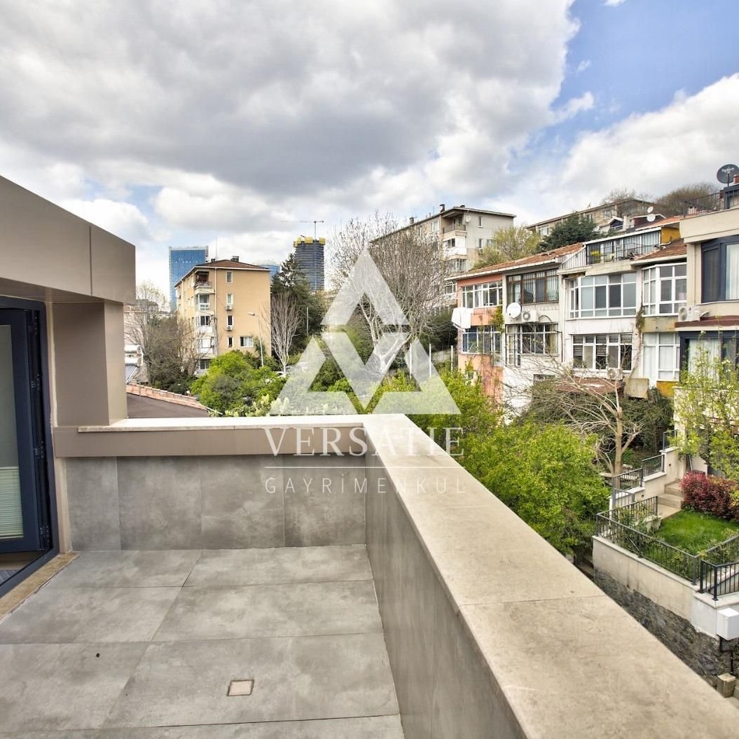 İstanbul’un en seçkin semtlerinden Etiler’de, prestijli Hareket Sitesi içerisinde konumlanan yaşam kalitesini ve yatırım potansiyelini bir arada sunan, zarafet ve fonksiyonelliğin buluştuğu, muhteşem satılık 4 katlı villa. 