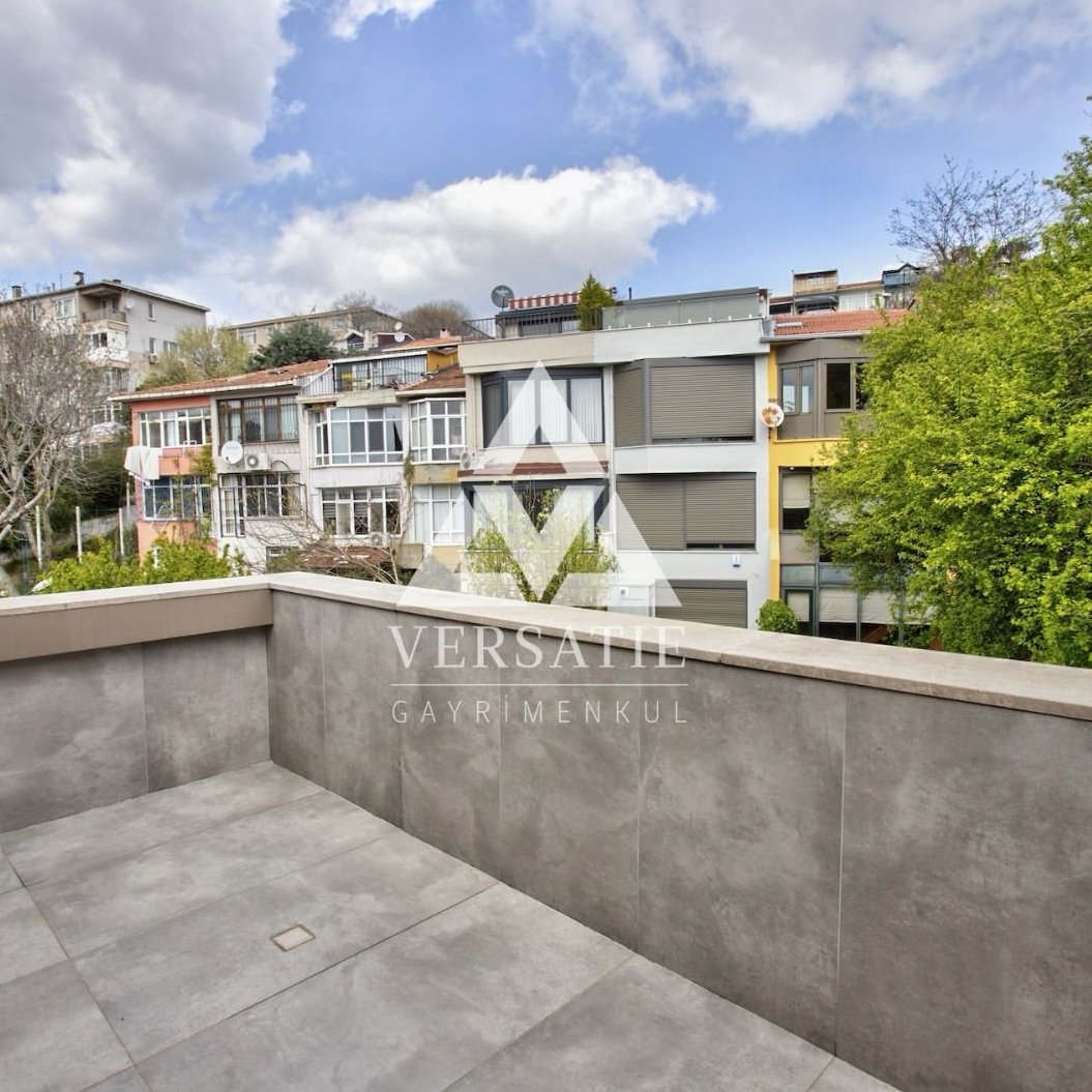 İstanbul’un en seçkin semtlerinden Etiler’de, prestijli Hareket Sitesi içerisinde konumlanan yaşam kalitesini ve yatırım potansiyelini bir arada sunan, zarafet ve fonksiyonelliğin buluştuğu, muhteşem satılık 4 katlı villa. 